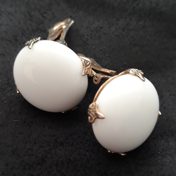 Vtg Art Deco White Milk Glass Button Clip On Earrings - Picture 6 of 8